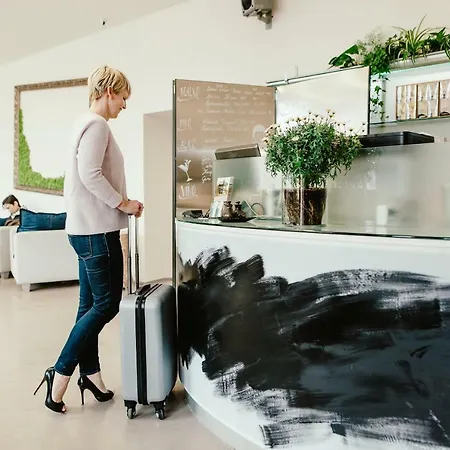 Wake Up Wellness By Goodnite Cz Хостел *